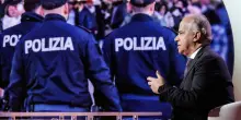 Piantedosi &egrave; una furia: &ldquo;A Torino chiara matrice eversiva. I &lsquo;pacifici' hanno coperto i violenti&rdquo;