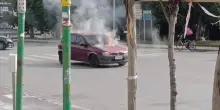 Auto si incendia nel traffico di Palermo, le immagini
