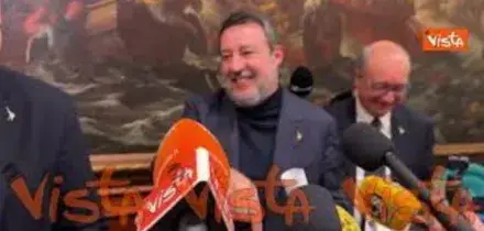 Salvini va via a fine conferenza stampa inseguito dai cronisti ma risponde solo sul Milan