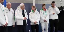 Mattarella riceve la giacca ufficiale dell'Italia Team al Villaggio olimpico