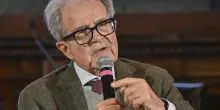 Prodi tira i capelli a Schlein: "Temi astratti". Indietro tutta sul culto woke