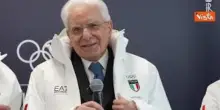 Mattarella riceve in dono dagli atleti il giaccone degli olimpiadi con il suo nome