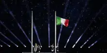 Olimpiadi, con il Tricolore omaggio ad Armani. E Mattarella arriva in tram