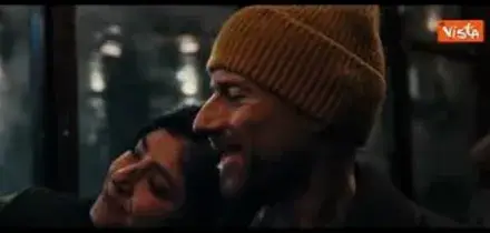 Milano-Cortina, si illumina il San Siro, Mattarella arriva su un tram guidato da Valentino Rossi