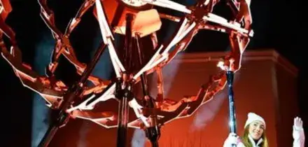 A Milano e Cortina accesa la fiamma olimpica. Il "sogno azzurro" pu&ograve; cominciare