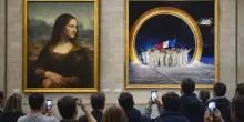Sfott&ograve; olimpico di Macron: la Gioconda che guarda la delegazione francese