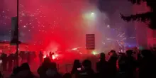 Corteo a Milano, petardi e fumogeni contro la polizia: le immagini