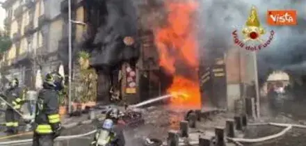 Scoppia un incendio in una pizzeria di Secondigliano (Napoli), evacuato l'edificio sovrastante