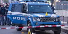 Milano, muore dopo la sparatoria: i poliziotti che si sono difesi ora sono indagati per omicidio
