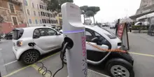 Stangata di Gualtieri sulle auto elettriche, permesso Ztl a mille euro