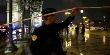 Parigi, aggredisce i poliziotti sotto l'Arco di Trionfo. Gli agenti sparano e lo uccidono