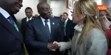 La premier Meloni arriva alla riunione dell'Unione Africana, incontrando capi di Stato e di Governo