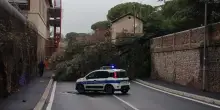Maltempo, a Montesacro crolla un muro. Allagamenti a Ostia e Fiumicino