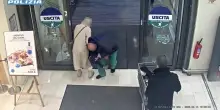 Tenta di rapire una bambina in un supermercato a Bergamo, le immagini