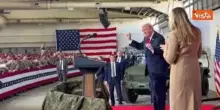Trump balla la Trump dance sulle note di Ymca a Fort Bragg (North Carolina)