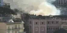 Incendio a Napoli, crolla la volta del teatro Sannazzaro. Sgomberati i palazzi vicini