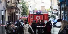 Incendio al Sannazaro, il sindaco: "Ricostruiremo il teatro". Danneggiati dal fuoco 15 appartamenti