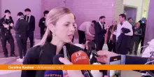 Carolina Kostner festeggia il bronzo del Team Event "Io un p&ograve; la loro mascotte"