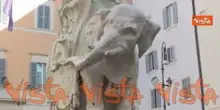 Vandali spezzano una zanna dell'elefante del Bernini a Piazza della Minerva, le immagini dei danni
