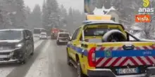 Forte nevicata sulla Statale 51 vicino Belluno, in corso operazioni Anas per pulire la strada