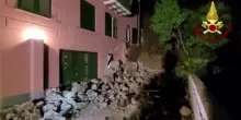 A Genova crolla un muraglione su un palazzo e un garage: le immagini