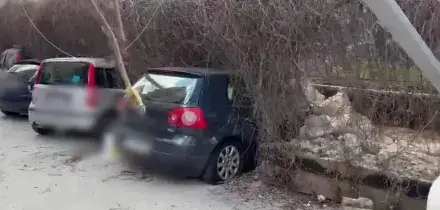 Palermo, muro crolla su auto parcheggiate, un ferito