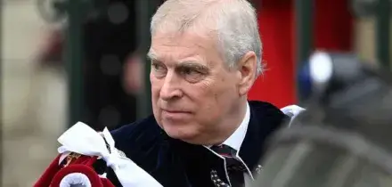 Regno Unito, Gordon Brown accusa: "Andrew usava le basi della Royal Air Force per i voli di Epstein"