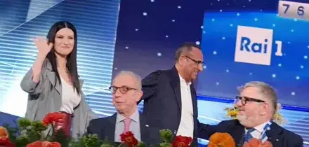 Sanremo, Carlo Conti accoglie Laura Pausini: le immagini