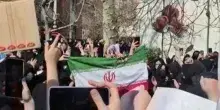 Iran, slogan choc degli studenti contro gli Ayatollah: "Le tombe sono piene"