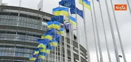 Bandiere Ucraina sventolano al Parlamento Europeo nel 4&deg; anniversario dell'invasione russa