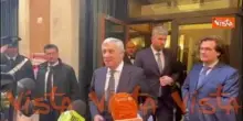Tajani esce dalla Camera dopo riunione Fi e scherza con i giornalisti: Che c'&egrave; una festa qui?
