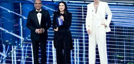 Sanremo, show di Lillo e omaggio Lauro alle vittime di Crans-Montana. Nella top 5 Paradiso, Lda e Aka 7even, Nayt, Fedez-Masini, Ermal Meta