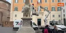 Operazioni in corso per riparare la zanna dell'elefante della Minerva a Roma