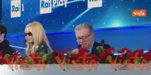 Patty Pravo cade dalla sedia alla conferenza stampa di Sanremo