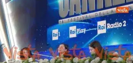 Serena Brancale si commuove durante la conferenza stampa, parlando della mamma