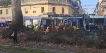 Tram deraglia a Milano, almeno otto feriti gravi
