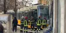 Tram deraglia a Milano e si schianta contro un palazzo, le immagini