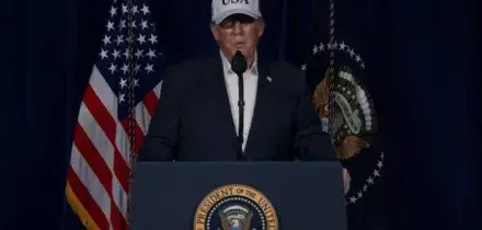 Trump parla al "grande popolo iraniano": prendete il controllo | VIDEO