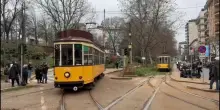 Tram deragliato a Milano, le immagini dopo la rimozione del mezzo