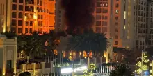 Terrore a Dubai per l'attacco dell'Iran: hotel in fiamme dopo il raid di un drone