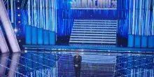 La serata finale di Sanremo. Il messaggio di Conti sulla guerra, Clerici-De Martino nel 2027