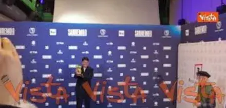 Le foto di Sal Da Vinci con il premio di Sanremo