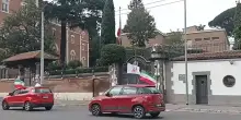 Festa e carosello di auto davanti all'ambasciata dell'Iran a Roma | GUARDA