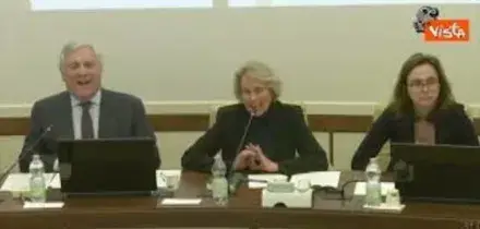 Bagarre in Commissione Senato, Tajani a Conte: Io non sono andato in ginocchio da Merkel o da Trump