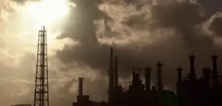 La guerra in Iran spinge il prezzo di gas e petrolio