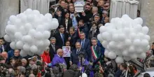Nola, folla ai funerali di Domenico. Meloni abbraccia la madre del bimbo