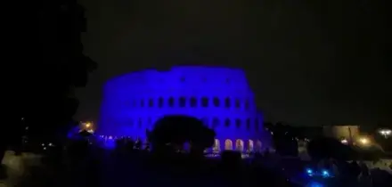 Colosseo illuminato di blu per giornata internazionale delle vittime del dovere