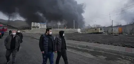 Stretto di Hormuz bloccato, petrolio e gas ai massimi: esplodono i mercati