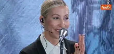 L'emozionante performance di Malika Ayane con la sua "Ricomincio da qui" al Quirinale per l'8 marzo