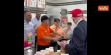 Trump visita un ristorante Whataburger in Texas e offre panini a tutti i clienti